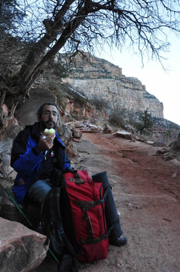 Pausa para lanche e dscanso, subindo a trilha do Grand Canyon, no Arizona, nos Estados Unidos